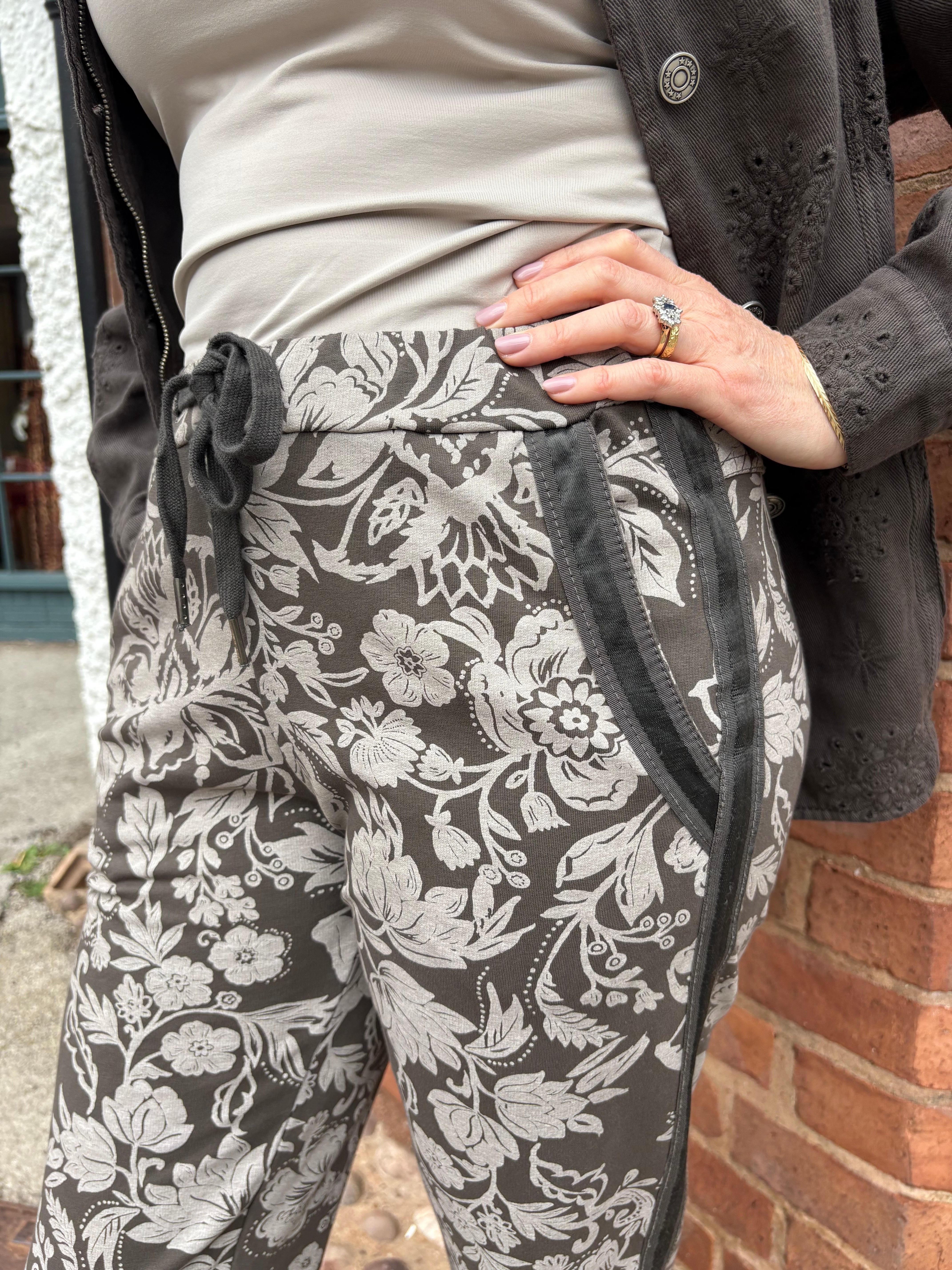 Floral Jogger - Chocolate