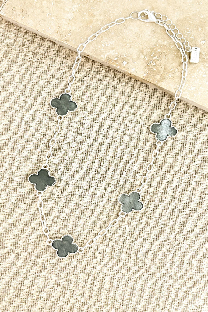 Short Clover Necklace in Grey/Silver